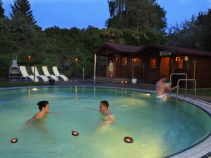 Zur Mitternachtssauna im Außenbecken der OstseeTherme Usedom